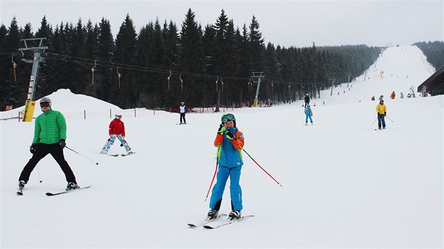 Nejvytíženější sjezdovkou Malé Úpy jsou Pomezky. K tratím U Kostela dnes lyžaře vozí skibusy.