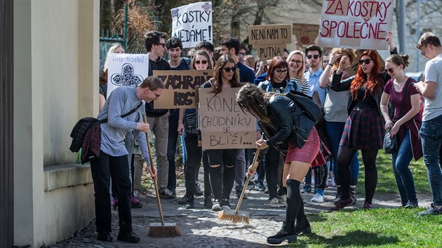 Studenti demonstrovali za opravu uniktnho historickho chodnku v Hradci Krlov (9.4.2018).