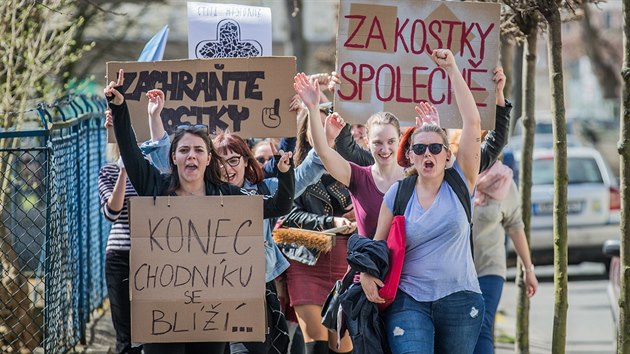 Studenti demonstrovali za opravu unikátního historického chodníku v Hradci Králové (9.4.2018).