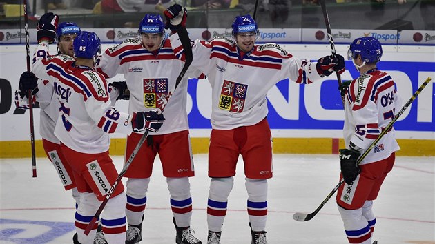 Čeští hokejisté slaví branku v přípravném utkání proti Švýcarsku. Zleva Vojtěch Mozík, Filip Pyrochta, David Tomášek, Martin Kaut a Jakub Orsava.