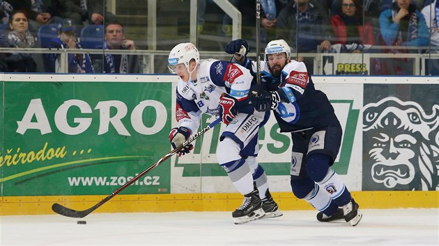 Brnnsk talent Martin Neas (vpravo) ujd s pukem plzeskmu stelci Milanu Gulaovi bhem tvrtho semifinle extraligovho play off.