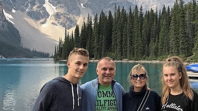 CEL RODINA. Robert Reichel se synem Kristianem, manelkou Karin a dcerou Dianou v horch nad Calgary.