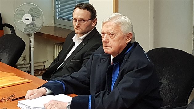 Obžalovaný sedmatřicetiletý Petr Benda (vlevo) u Krajského soudu v Ústí nad Labem (4. dubna 2018)