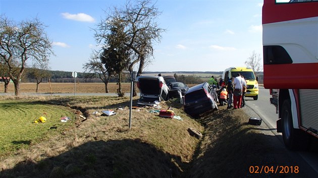 Pi pondln dopravn nehod na Plzesku se lehce zranili dva lid. Ob vozidla skonila po stetu v pkopu.