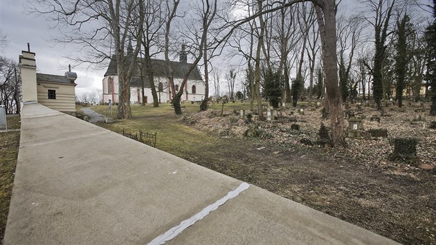 Historick hbitov u kostela Vech svatch Na Roudn v Plzni se ve stedu poprv od obnovy oteve veejnosti. Pochovny jsou zde vznamn osobnosti. (29. 3. 2018)