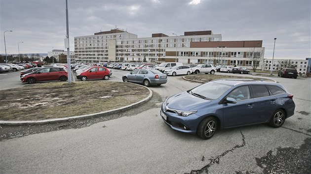 Plán, že když zaměstnanci Fakultní nemocnice v Plzni budou svá vozidla nechávat v novém parkovacím domě, uvolní tím místa pro pacienty před areálem zdravotnického zařízení, příliš nevyšel. Stále není kde parkovat. (29. 3. 2018)