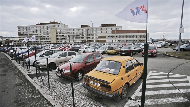 Plán, že když zaměstnanci Fakultní nemocnice v Plzni budou svá vozidla nechávat v novém parkovacím domě, uvolní tím místa pro pacienty před areálem zdravotnického zařízení, příliš nevyšel. Stále není kde parkovat. (29. 3. 2018)