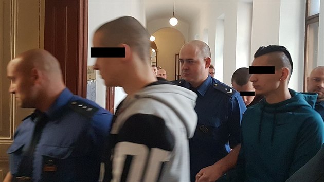 Trojice mladistvch z Vchovnho stavu v Hostouni na Domalicku dnes stanula ped soudem. Podle obaloby plnovali vradu vychovatele a tk ze zazen. (9. 4. 2018)