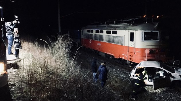Na trati mezi Kuim a Tinovem na Brnnsku spadlo auto z nadjezdu ped vlak.