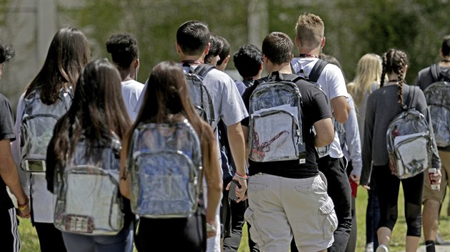 Studenti floridské střední školy začali po únorovém útoku střelce povinně nosit průhledné batohy. (4. dubna 2018)