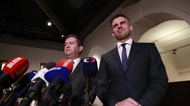 Jan Hamáček a Jiří Zimola po jednání zástupců ANO a ČSSD o případné podobě vlády (5. dubna 2018)