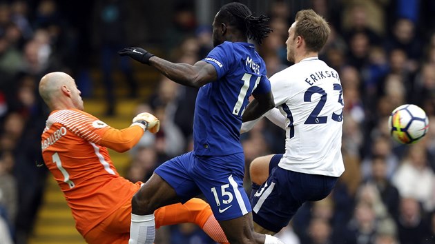 Momentka ze zápasu mezi Chelsea (modrá) a Tottenhamem. Zasahuje domácí brankář Willy Caballero.