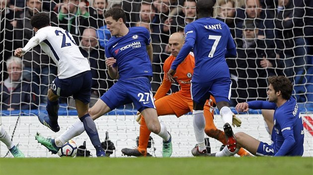 TAKHLE DAL ALLI SVŮJ DRUHÝ GÓL. Záložník Tottenhamu tak zvýšil náskok svého týmu nad Chelsea na 3:1.