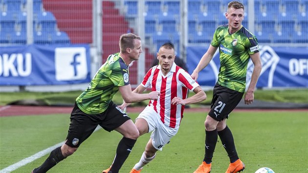 Ostravsk zlonk Denis Granečn brn plzeňskho obrnce Davida Limberskho.