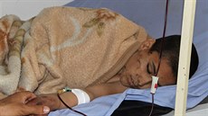 Afghánští lékaři ošetřují lidi zraněné při útoku na madrasu v provincii Kundúz...