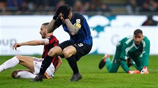Útočník Mauro Icardi z Interu Milíán se chytá za hlavu po spálené šanci v derby...