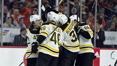 Boston Bruins se radují z vyrovnání ti vteiny ped koncem proti Philadelphia...
