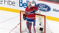 Branká Montrealu Carey Price pokyvuje fanoukm Canadiens za jejich potlesk.