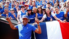 Kapitán francouzských tenist� Yannick Noah (v pop�edí) oslavuje s fanou�ky...