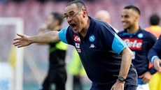 Trenér Neapole Maurizio Sarri ene své svence kupedu.