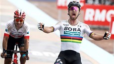 Peter Sagan (vpravo) vítzí v závod Paí-Roubaix, výcar Silvan Dillier se...