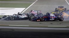 Vozy formule 1 projídj zatákou trat Velké ceny Bahrajnu.