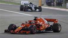 Sebastian Vettel z Ferrari (v popedí) ujídí Valtterimu Bottasovi z Mercedesu.