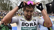 Zablácený, udýchaný, ale nejrychlejí. Peter Sagan bezprostedn po úspném...