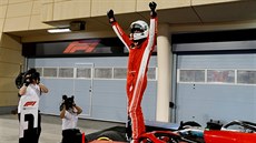 Německý pilot stáje Ferrari Sebastian Vettel slaví výhru ve Velké ceně Bahrajnu.