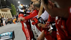 Sebastian Vettel slaví s fanouky první místo ve Velké cen Bahrajnu.