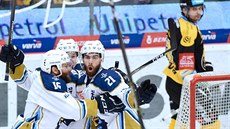 Kladenští hokejisté slaví branku v utkání proti Litvínovu.