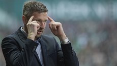 Trenér Bohemians Martin Haek nabádá své svence, aby v utkání proti Plzni...