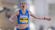 Eva Vrabcová-Nývltová dobíhá do cíle pražského půlmaratonu.