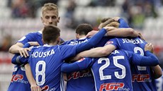 Olomoutí fotbalisté oslavují vstelený gól.