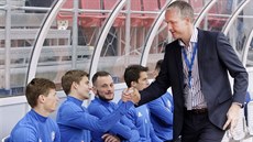 Olomoucký trenér Václav Jílek oslavuje s hráči na lavičce vstřelený gól.