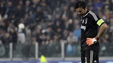 VSTÁVEJ, CHLAPE. Gianluigi Buffon, branká Juventusu, stojí nad Danim...