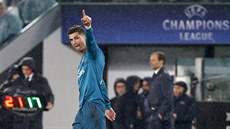 Úto�ník Cristiano Ronaldo z Realu Madrid v utkání �tvrtfinále Ligy mistr� s...