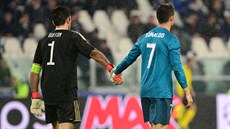 Brankář Juventusu Gianluigi Buffon a útočník Realu Madrid Cristiano Ronaldo po...