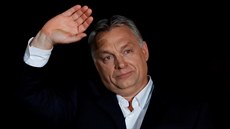 Maarský premiér Viktor Orbán slaví v Budapeti s píznivci strany Fidesz...