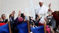 Pape Frantiek ehná vícím ve Vatikánu