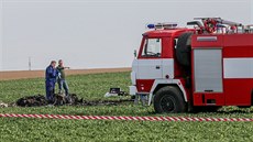 Pi pádu malého letadla u Veselí nad Lunicí zemeli dva lidé.