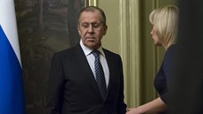 Ruský ministr zahraničí Sergej Lavrov se svou mluvčí Marijou Zacharovovou před...