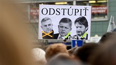 Lidé v Bratislavě protestují v reakci na vraždu investigativního novináře Jána...