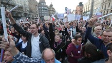 Více ne 10 tisíc lidí pilo v Praze protestovat za odchod Andreje Babie z...