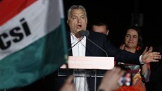 Maarský premiér Viktor Orbán promlouvá ke svým píznivcm potom, co jeho...