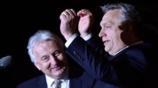 Maarský premiér Viktor Orbán oslavuje výsledek parlamentních voleb. Vlevo na...