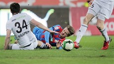 Plzeský záloník Jan Kopic a boleslavský obránce Antonín Kapka v ligovém...