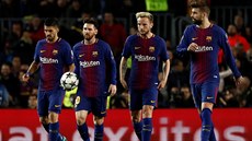 Luis Suárez (zleva), Lionel Messi, Ivan Rakiti� a Gerard Piqué z Barcelony...