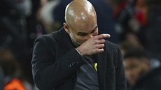 Zasko&#269;ený trenér Josep Guardiola z Manchesteru City b&#283;hem úvodního...