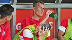 Brnnský útoník Michal koda (uprosted) s obí boulí na hlav, který mu...